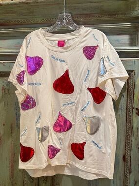 QUEEN OF SPARKLES White Tee with Metallic Pink, Red & Silver Heart Patches